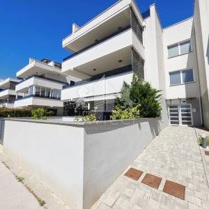 Zadar, Borik – stan u prizemlju s vrtom i jacuzzijem, novogradnja