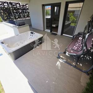 Zadar, Borik – stan u prizemlju s vrtom i jacuzzijem, novogradnja