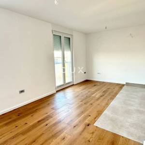 ZADAR, BRANIMIR – Renoviran dvosoban stan s pogledom na stari grad!