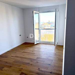 ZADAR, BRANIMIR – Renoviran dvosoban stan s pogledom na stari grad!