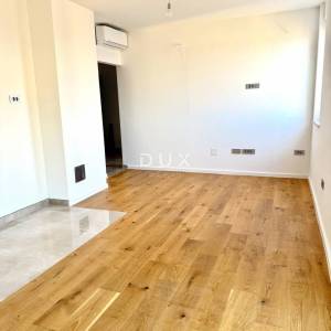 ZADAR, BRANIMIR – Renoviran dvosoban stan s pogledom na stari grad!
