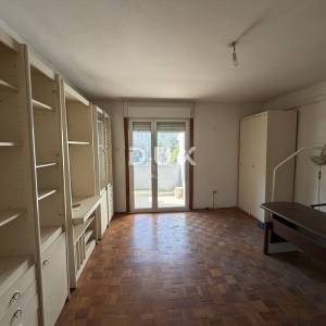 ZADAR, BULEVAR – 2S stan na 1. katu s dva balkona!