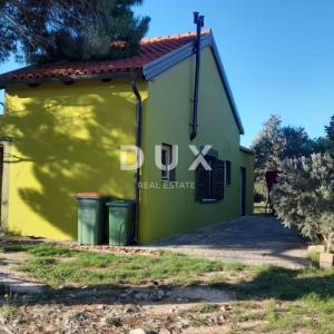ZADAR, CRNO - Šarmantna oaza sa zelenom okućnicom!
