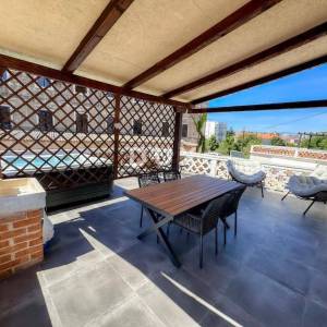 ZADAR, KOLOVARE – Premium apartman 100m od mora s velikom terasom i vlastitim parkingom