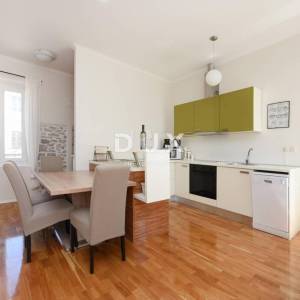 ZADAR, KOLOVARE – Premium apartman 100m od mora s velikom terasom i vlastitim parkingom