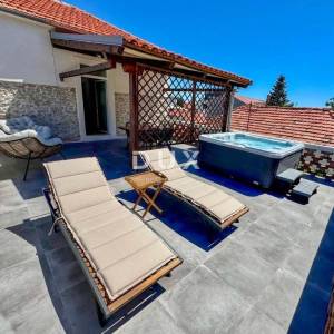 ZADAR, KOLOVARE – Premium apartman 100m od mora s velikom terasom i vlastitim parkingom