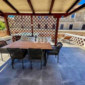ZADAR, KOLOVARE – Premium apartman 100m od mora s velikom terasom i vlastitim parkingom