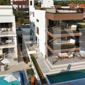 Zadar, Kožino, ekskluzivan penthouse s bazenom na krovnoj terasi