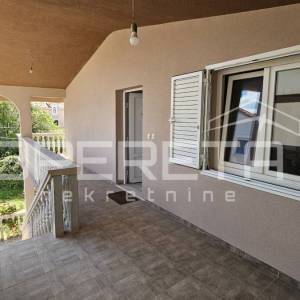 Zadar – Kuća s 2 trosobna stana (100 m²) i podrumom