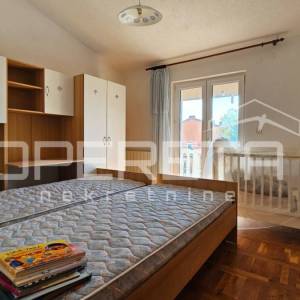 Zadar – Kuća s 2 trosobna stana (100 m²) i podrumom