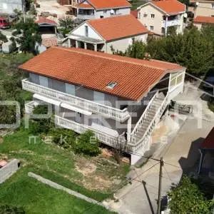 Zadar – Kuća s 2 trosobna stana (100 m²) i podrumom