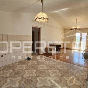 Zadar – Kuća s 2 trosobna stana (100 m²) i podrumom