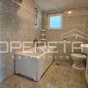 Zadar – Kuća s 2 trosobna stana (100 m²) i podrumom