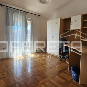 Zadar – Kuća s 2 trosobna stana (100 m²) i podrumom