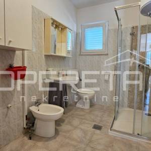Zadar – Kuća s 2 trosobna stana (100 m²) i podrumom