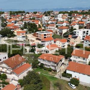 Zadar – Kuća s 2 trosobna stana (100 m²) i podrumom