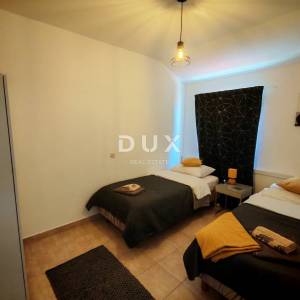 ZADAR, MASLENICA - Kuća s 4 apartmana 10 spavaćih soba s pogledom na more!