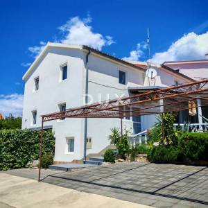 ZADAR, MASLENICA - Kuća s 4 apartmana 10 spavaćih soba s pogledom na more!