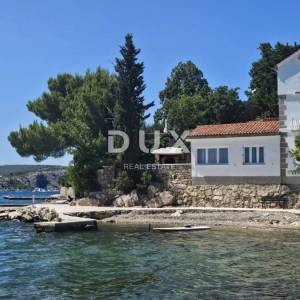 ZADAR, MASLENICA - Posebna kuća u 1. redu do mora!