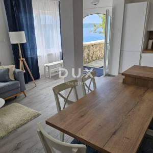ZADAR, MASLENICA - Posebna kuća u 1. redu do mora!