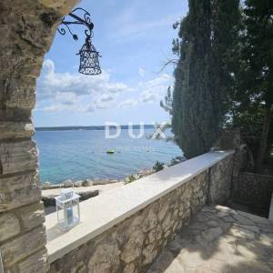 ZADAR, MASLENICA - Posebna kuća u 1. redu do mora!