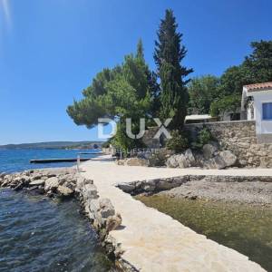ZADAR, MASLENICA - Posebna kuća u 1. redu do mora!