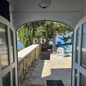 ZADAR, MASLENICA - Posebna kuća u 1. redu do mora!