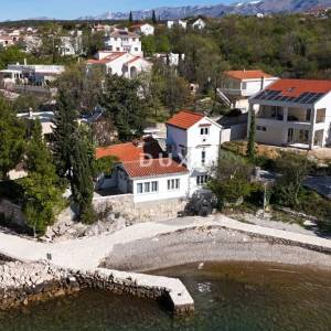 ZADAR, MASLENICA - Posebna kuća u 1. redu do mora!