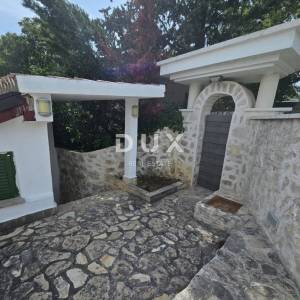 ZADAR, MASLENICA - Posebna kuća u 1. redu do mora!
