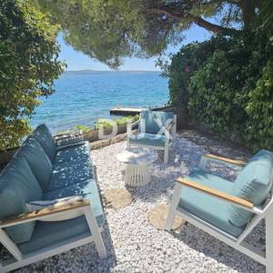 ZADAR, MASLENICA - Posebna kuća u 1. redu do mora!