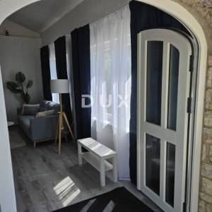 ZADAR, MASLENICA - Posebna kuća u 1. redu do mora!