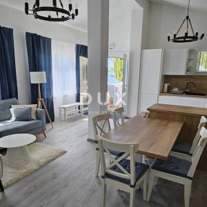 ZADAR, MASLENICA - Posebna kuća u 1. redu do mora!