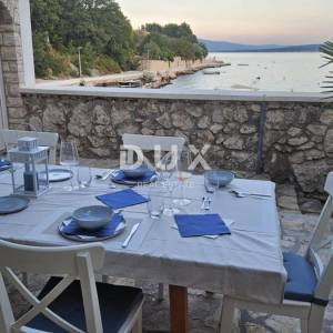 ZADAR, MASLENICA - Posebna kuća u 1. redu do mora!