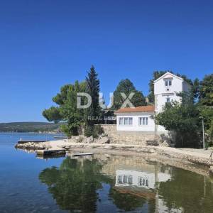 ZADAR, MASLENICA - Posebna kuća u 1. redu do mora!
