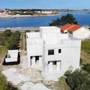 ZADAR, NIN - Duplex zgrada sa dva etažna stana i bazenima 