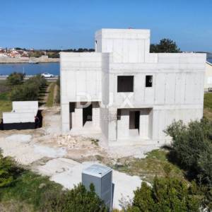 ZADAR, NIN - Duplex zgrada sa dva etažna stana i bazenima 
