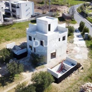 ZADAR, NIN - Duplex zgrada sa dva etažna stana i bazenima 