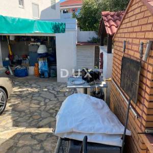 ZADAR, PETRČANE – Prostran dvoetažni stan 120m² s vrtom!