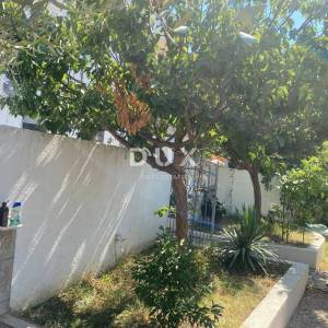ZADAR, PETRČANE – Prostran dvoetažni stan 120m² s vrtom!
