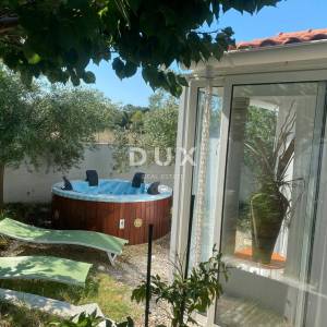 ZADAR, PETRČANE – Prostran dvoetažni stan 120m² s vrtom!