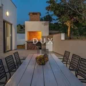 ZADAR, ROVANJSKA - Luksuzna vila s bazenom u blizini mora
