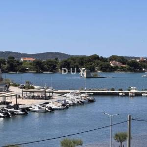 ZADAR, SUKOŠAN - Ekskluzivna prilika! Stan na 1. katu, prvi red do mora s pogledom na Marinu i grad