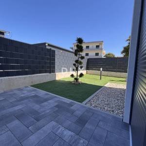 ZADAR, SUKOŠAN - Ekskluzivna prilika! Prizemlje sa vrtom, prvi red do mora s pogledom na Marinu i grad