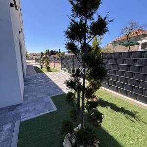 ZADAR, SUKOŠAN - Ekskluzivna prilika! Prizemlje sa vrtom, prvi red do mora s pogledom na Marinu i grad