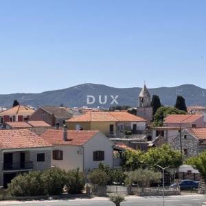 ZADAR, SUKOŠAN - Ekskluzivna prilika! Prizemlje sa vrtom, prvi red do mora s pogledom na Marinu i grad