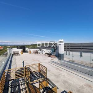 ZADAR, SUKOŠAN - Luksuzno namješten penthouse 50 m od plaže!