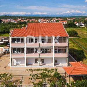 ZADAR, SUKOŠAN - Prostrana apartmanska kuća pokraj mora