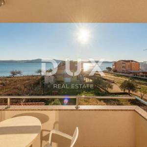 ZADAR, SUKOŠAN - Prostrana apartmanska kuća pokraj mora