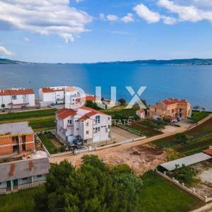 ZADAR, SUKOŠAN - Prostrana apartmanska kuća pokraj mora