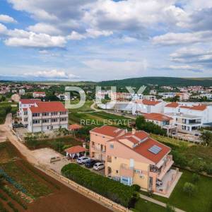 ZADAR, SUKOŠAN - Prostrana apartmanska kuća pokraj mora